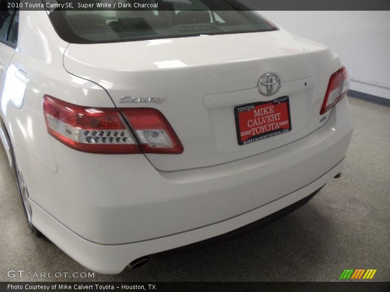 Super White / Dark Charcoal 2010 Toyota Camry SE