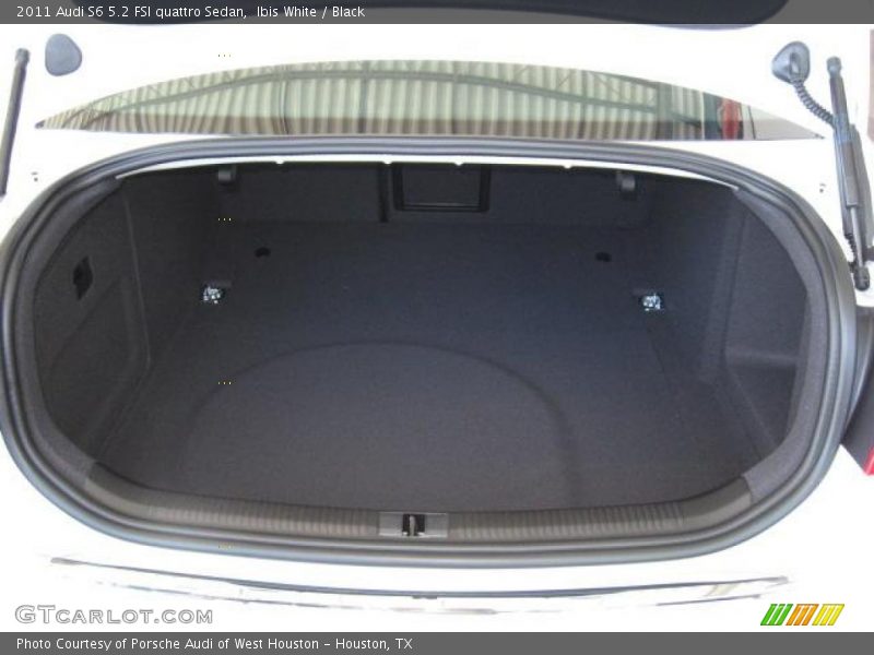  2011 S6 5.2 FSI quattro Sedan Trunk