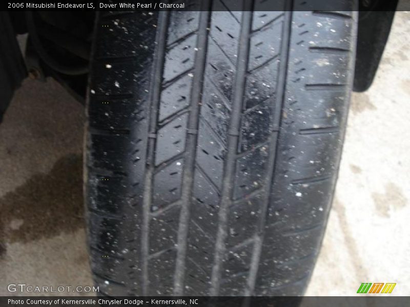 Dover White Pearl / Charcoal 2006 Mitsubishi Endeavor LS