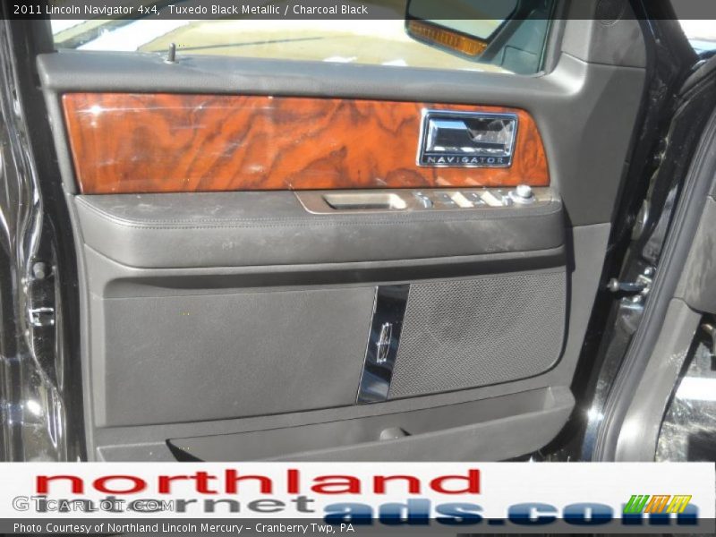 Tuxedo Black Metallic / Charcoal Black 2011 Lincoln Navigator 4x4