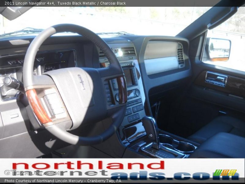 Tuxedo Black Metallic / Charcoal Black 2011 Lincoln Navigator 4x4