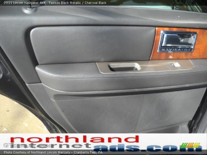 Tuxedo Black Metallic / Charcoal Black 2011 Lincoln Navigator 4x4