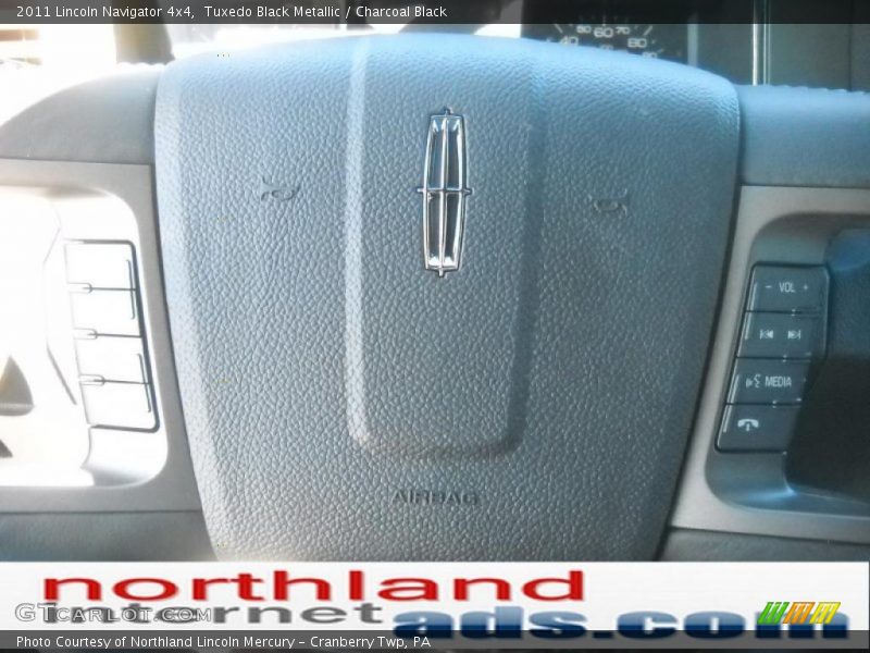 Tuxedo Black Metallic / Charcoal Black 2011 Lincoln Navigator 4x4