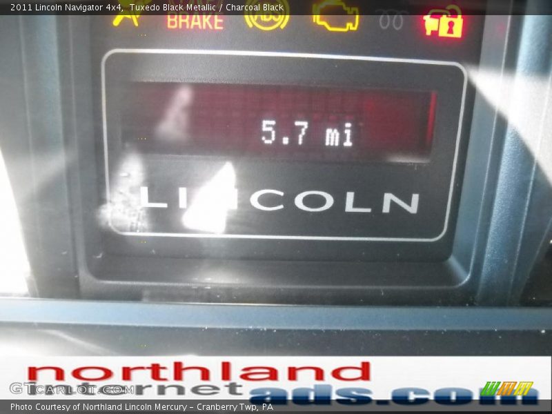 Tuxedo Black Metallic / Charcoal Black 2011 Lincoln Navigator 4x4