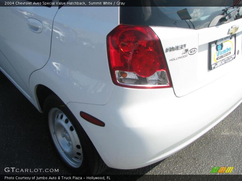 Summit White / Gray 2004 Chevrolet Aveo Special Value Hatchback