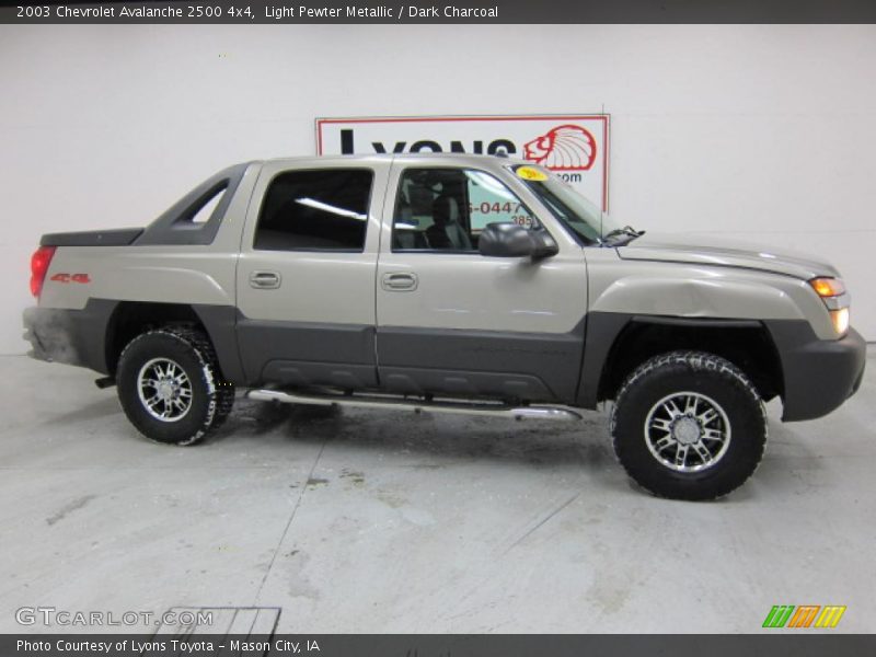 Light Pewter Metallic / Dark Charcoal 2003 Chevrolet Avalanche 2500 4x4