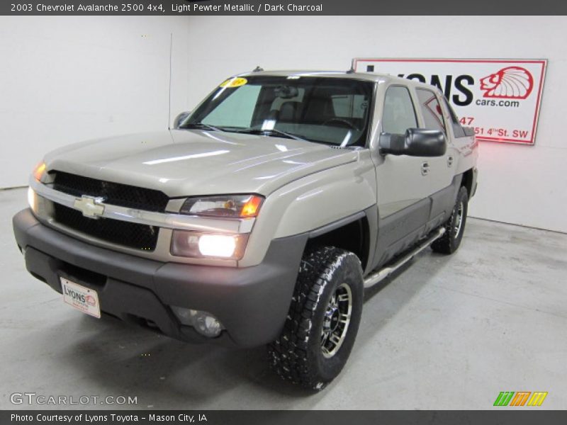 Light Pewter Metallic / Dark Charcoal 2003 Chevrolet Avalanche 2500 4x4