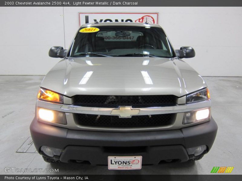 Light Pewter Metallic / Dark Charcoal 2003 Chevrolet Avalanche 2500 4x4