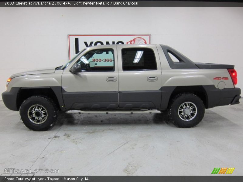 Light Pewter Metallic / Dark Charcoal 2003 Chevrolet Avalanche 2500 4x4