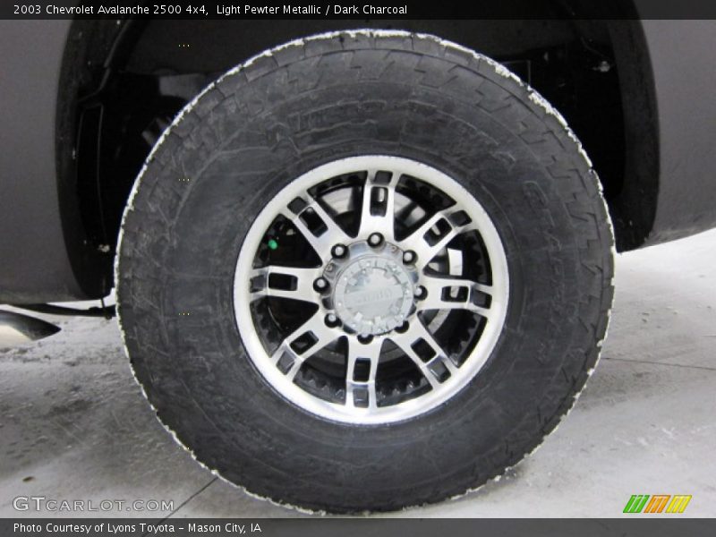 Light Pewter Metallic / Dark Charcoal 2003 Chevrolet Avalanche 2500 4x4