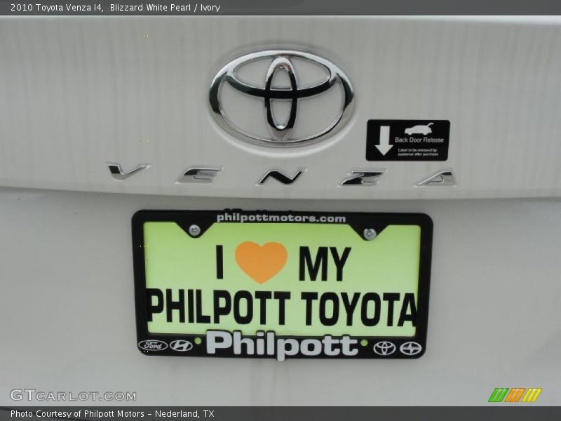 Blizzard White Pearl / Ivory 2010 Toyota Venza I4
