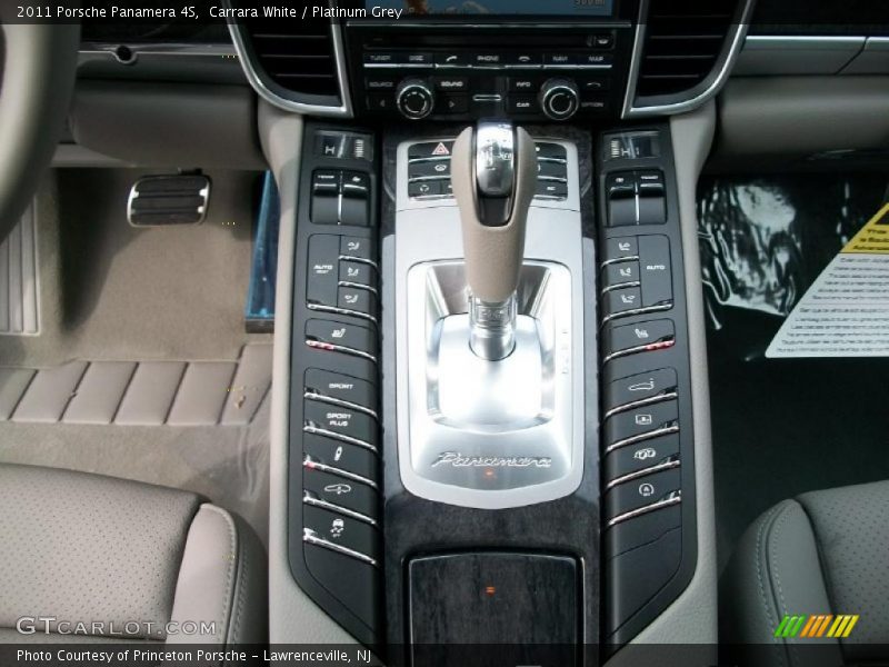 Controls of 2011 Panamera 4S