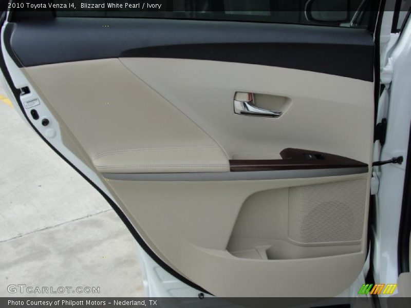 Blizzard White Pearl / Ivory 2010 Toyota Venza I4