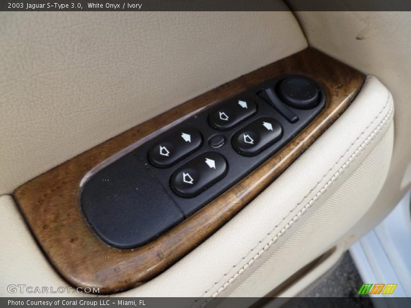 White Onyx / Ivory 2003 Jaguar S-Type 3.0
