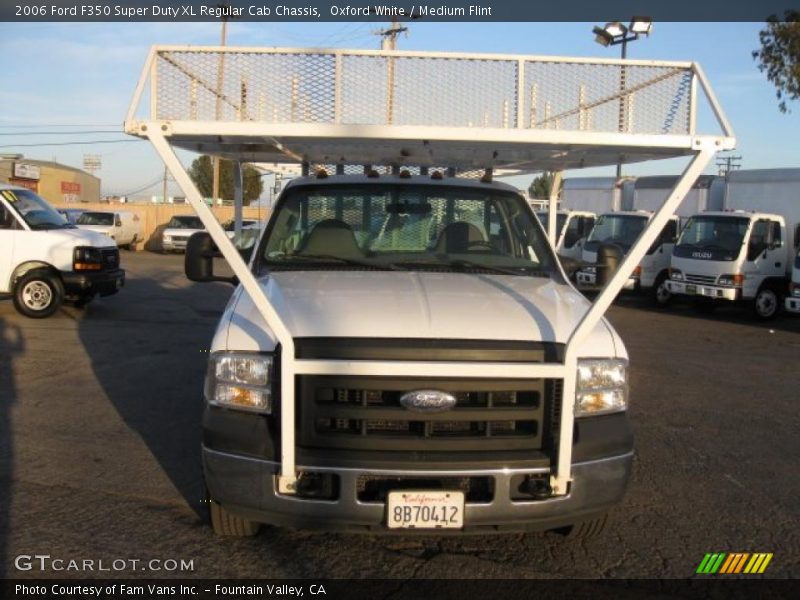 Oxford White / Medium Flint 2006 Ford F350 Super Duty XL Regular Cab Chassis