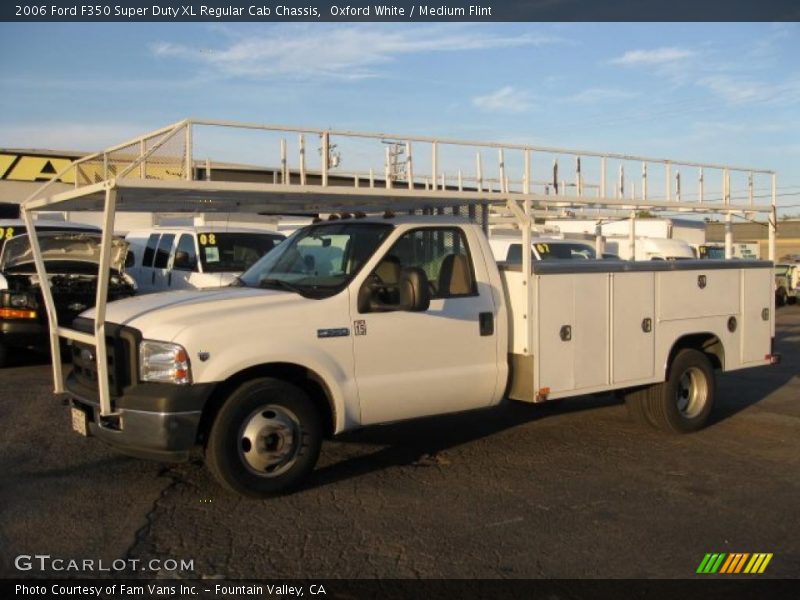 Oxford White / Medium Flint 2006 Ford F350 Super Duty XL Regular Cab Chassis