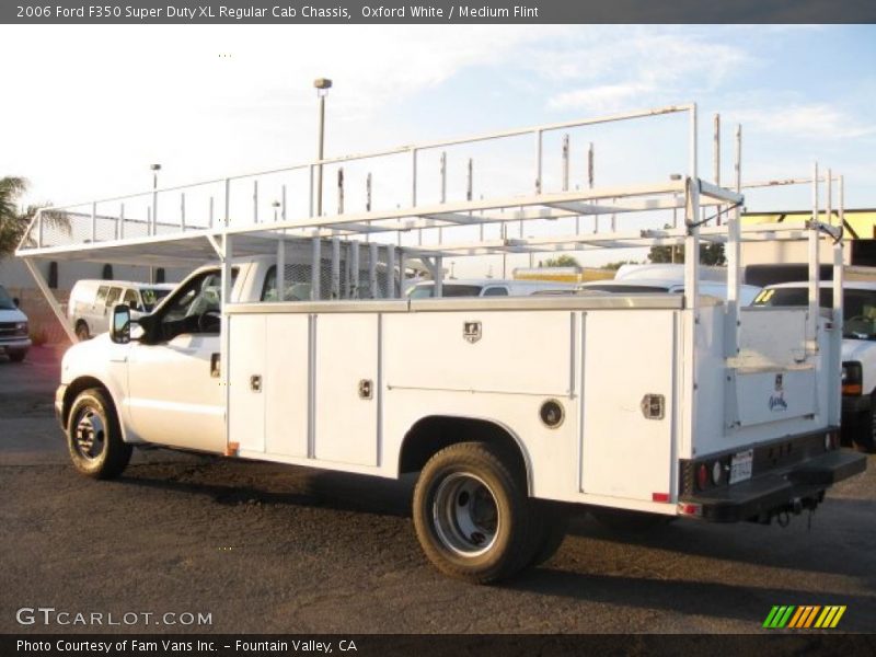 Oxford White / Medium Flint 2006 Ford F350 Super Duty XL Regular Cab Chassis