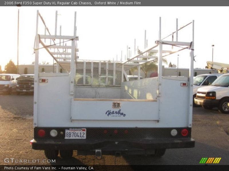 Oxford White / Medium Flint 2006 Ford F350 Super Duty XL Regular Cab Chassis