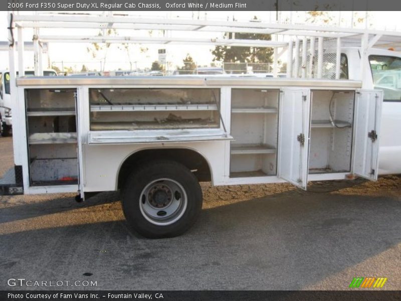 Oxford White / Medium Flint 2006 Ford F350 Super Duty XL Regular Cab Chassis