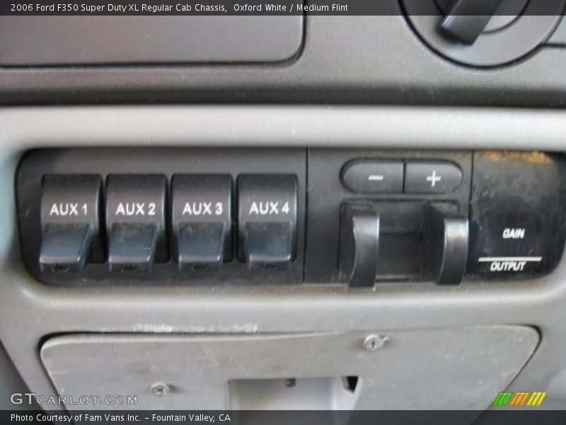 Oxford White / Medium Flint 2006 Ford F350 Super Duty XL Regular Cab Chassis
