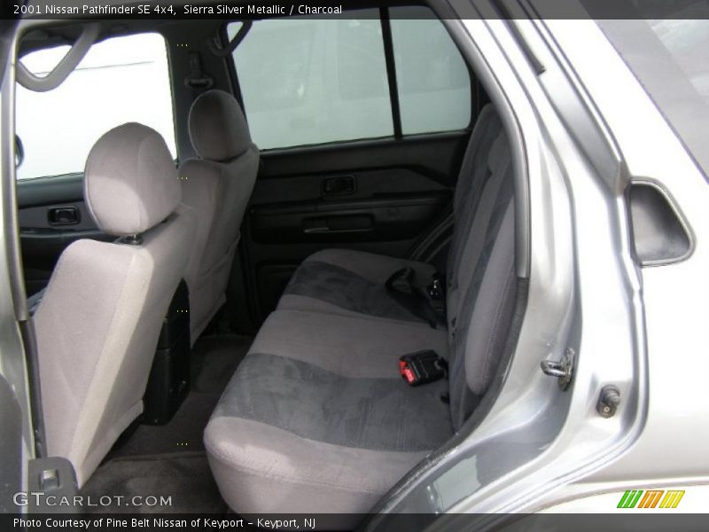Sierra Silver Metallic / Charcoal 2001 Nissan Pathfinder SE 4x4