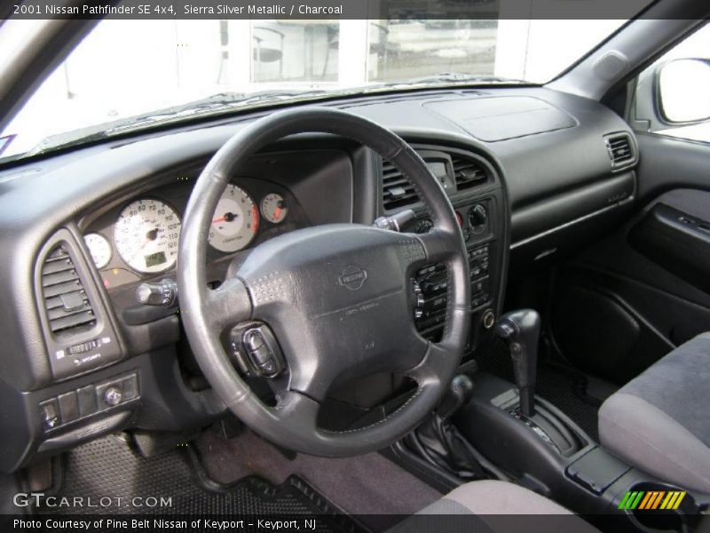 Sierra Silver Metallic / Charcoal 2001 Nissan Pathfinder SE 4x4