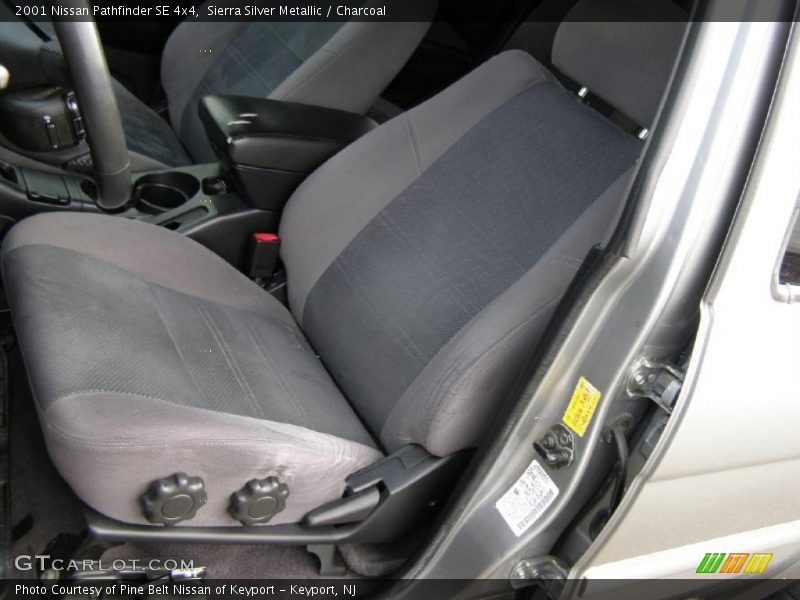 Sierra Silver Metallic / Charcoal 2001 Nissan Pathfinder SE 4x4
