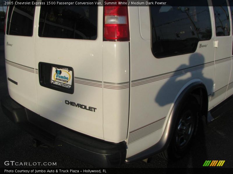Summit White / Medium Dark Pewter 2005 Chevrolet Express 1500 Passenger Conversion Van