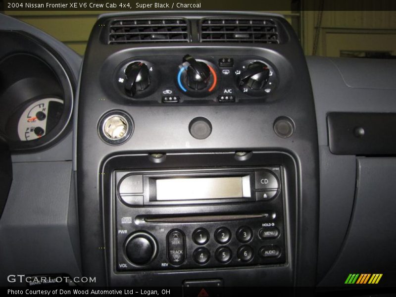 Super Black / Charcoal 2004 Nissan Frontier XE V6 Crew Cab 4x4