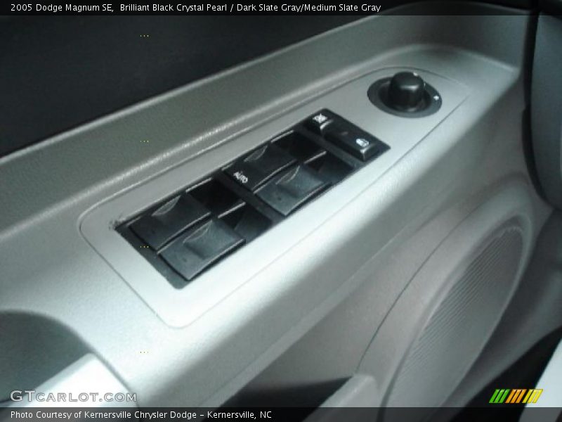 Brilliant Black Crystal Pearl / Dark Slate Gray/Medium Slate Gray 2005 Dodge Magnum SE