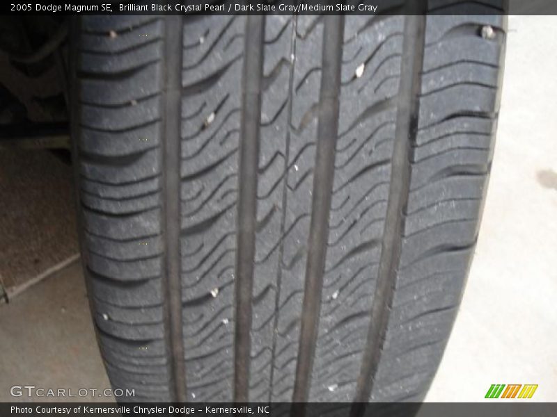 Brilliant Black Crystal Pearl / Dark Slate Gray/Medium Slate Gray 2005 Dodge Magnum SE