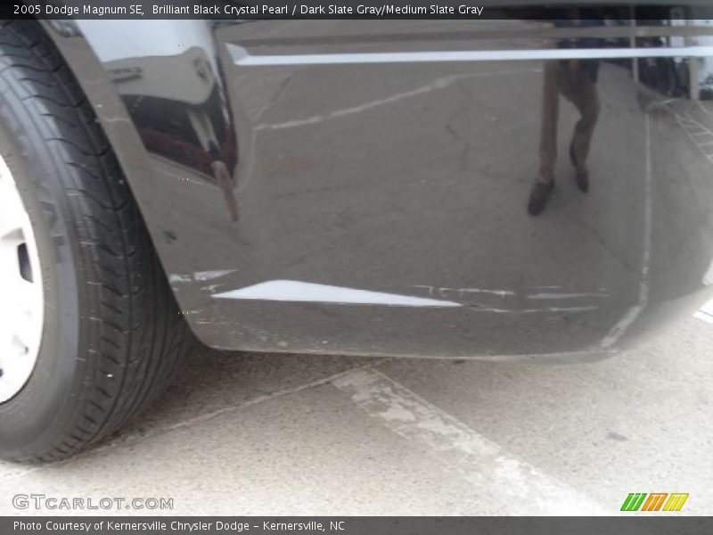 Brilliant Black Crystal Pearl / Dark Slate Gray/Medium Slate Gray 2005 Dodge Magnum SE