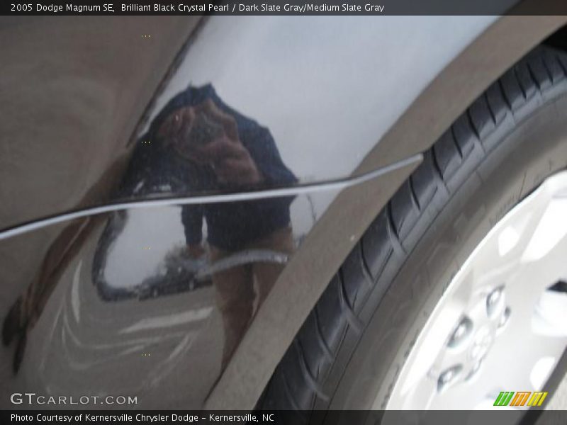 Brilliant Black Crystal Pearl / Dark Slate Gray/Medium Slate Gray 2005 Dodge Magnum SE