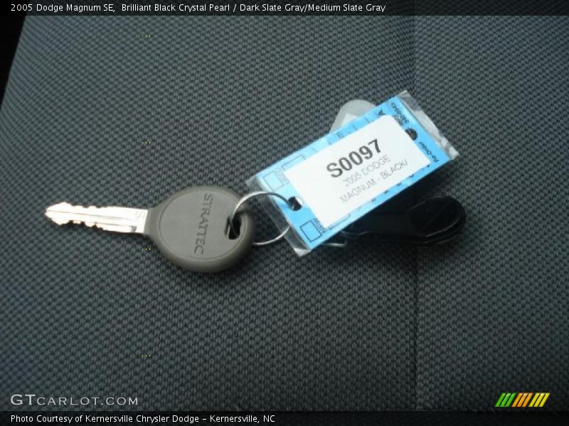 Brilliant Black Crystal Pearl / Dark Slate Gray/Medium Slate Gray 2005 Dodge Magnum SE