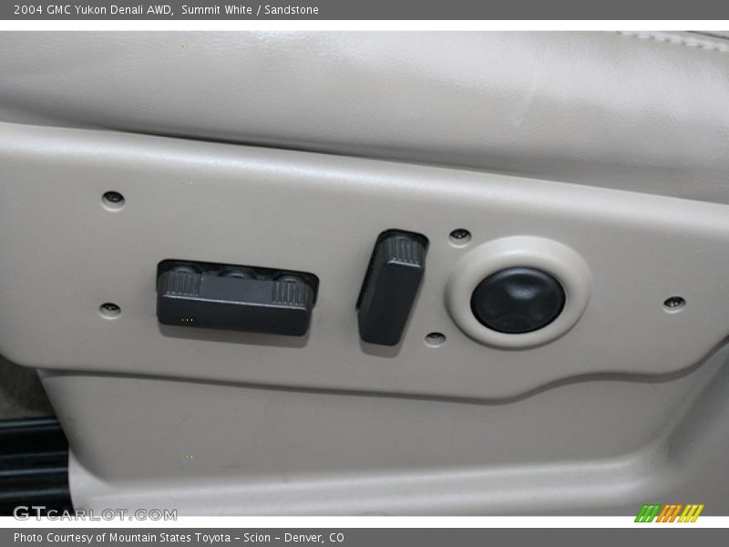 Summit White / Sandstone 2004 GMC Yukon Denali AWD