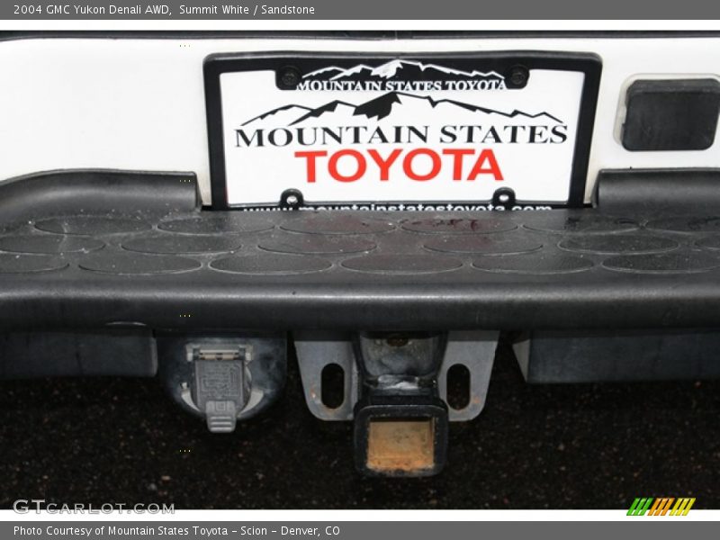 Summit White / Sandstone 2004 GMC Yukon Denali AWD