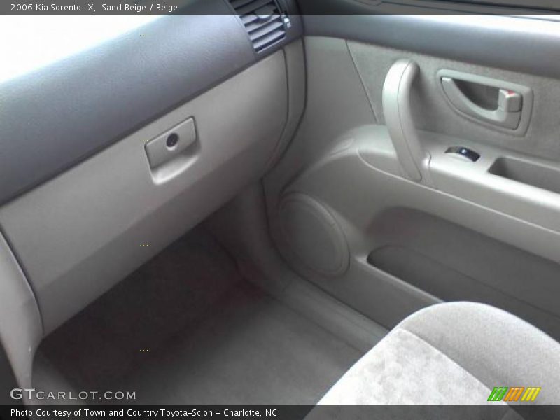 Sand Beige / Beige 2006 Kia Sorento LX