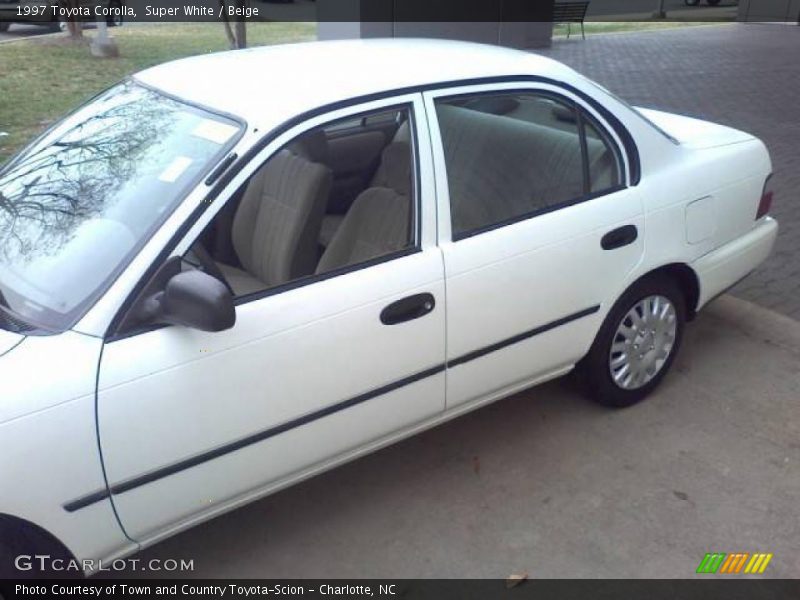 Super White / Beige 1997 Toyota Corolla