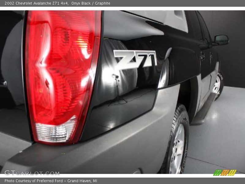 Onyx Black / Graphite 2002 Chevrolet Avalanche Z71 4x4