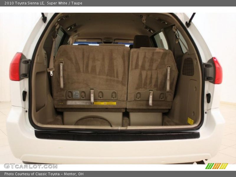 Super White / Taupe 2010 Toyota Sienna LE