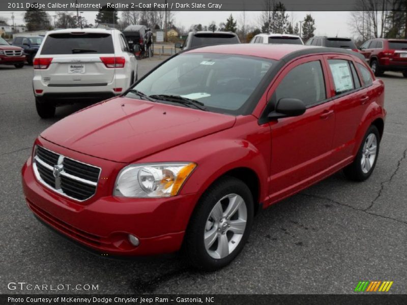 Front 3/4 View of 2011 Caliber Mainstreet