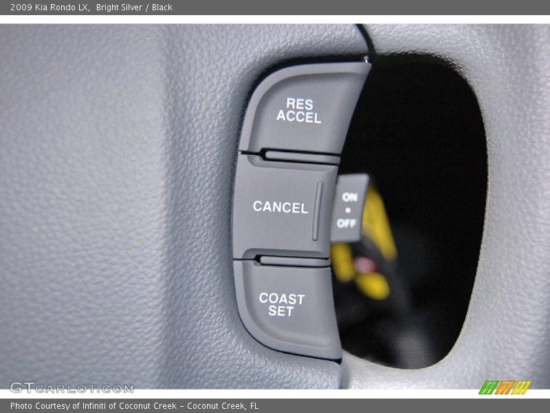 Bright Silver / Black 2009 Kia Rondo LX