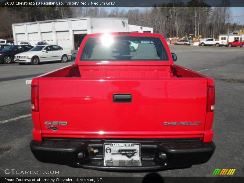 Victory Red / Medium Gray 2003 Chevrolet S10 Regular Cab
