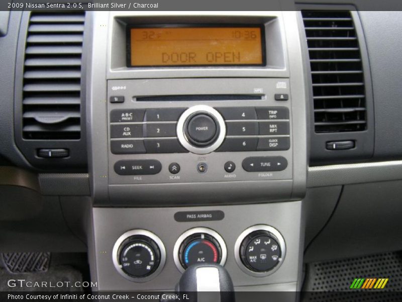 Brilliant Silver / Charcoal 2009 Nissan Sentra 2.0 S
