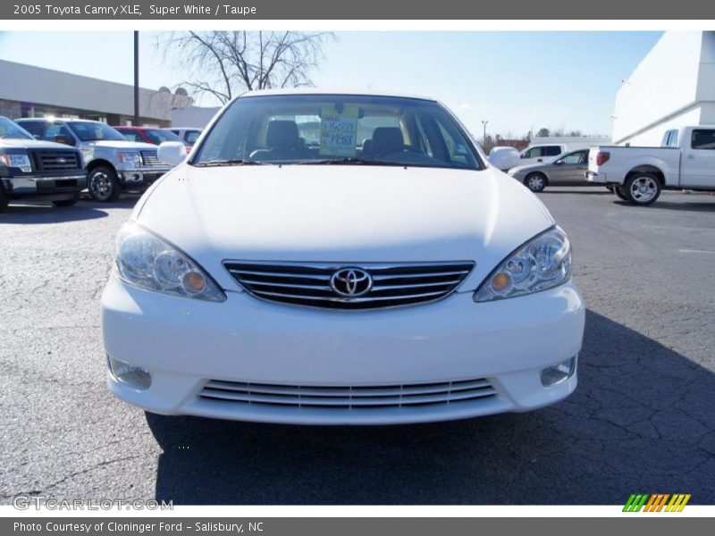 Super White / Taupe 2005 Toyota Camry XLE