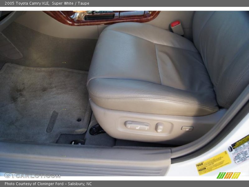 Super White / Taupe 2005 Toyota Camry XLE