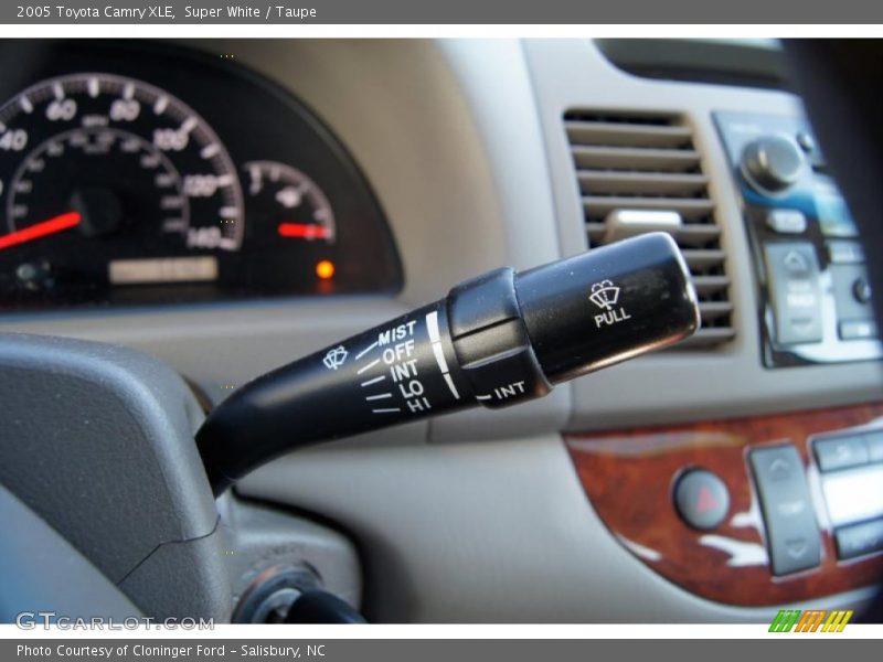 Super White / Taupe 2005 Toyota Camry XLE
