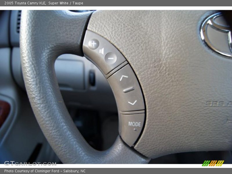 Super White / Taupe 2005 Toyota Camry XLE
