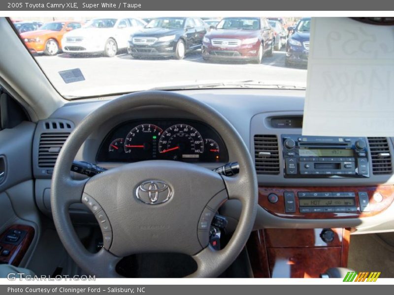 Super White / Taupe 2005 Toyota Camry XLE