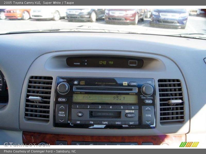 Super White / Taupe 2005 Toyota Camry XLE